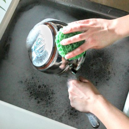 main chaudron lavage vaisselle tampon à récurer La Capitaine Crochète
